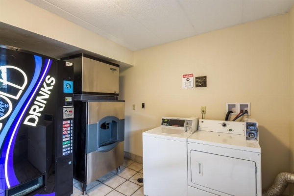 Red Roof Inn Milwaukee Airport image 14