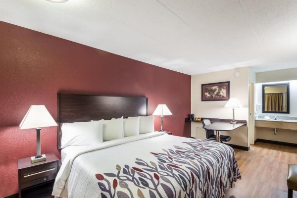 Red Roof Inn Milwaukee Airport image 17