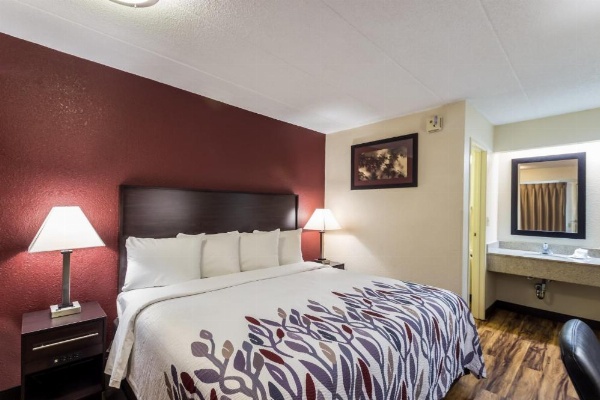 Red Roof Inn Milwaukee Airport image 23