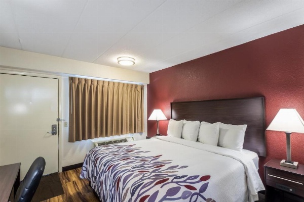 Red Roof Inn Milwaukee Airport image 24