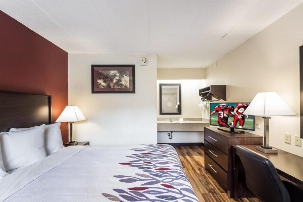 Red Roof Inn Milwaukee Airport image 25