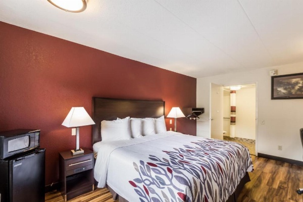 Red Roof Inn Milwaukee Airport image 26