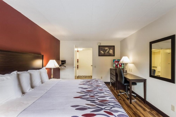 Red Roof Inn Milwaukee Airport image 28