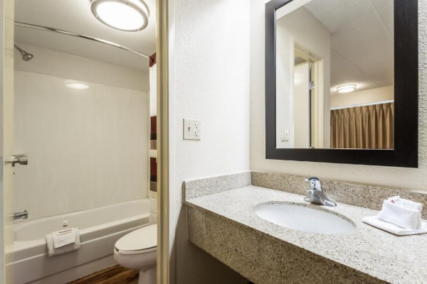 Red Roof Inn Milwaukee Airport image 29